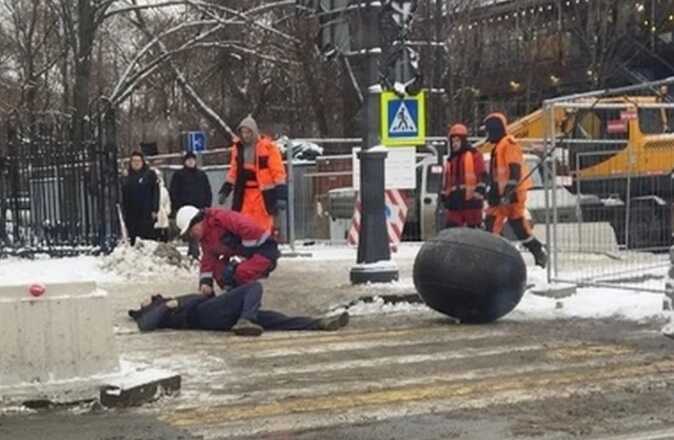 В Петербурге прохожего сбил вылетевший из трубы огромный черный резиновый шар